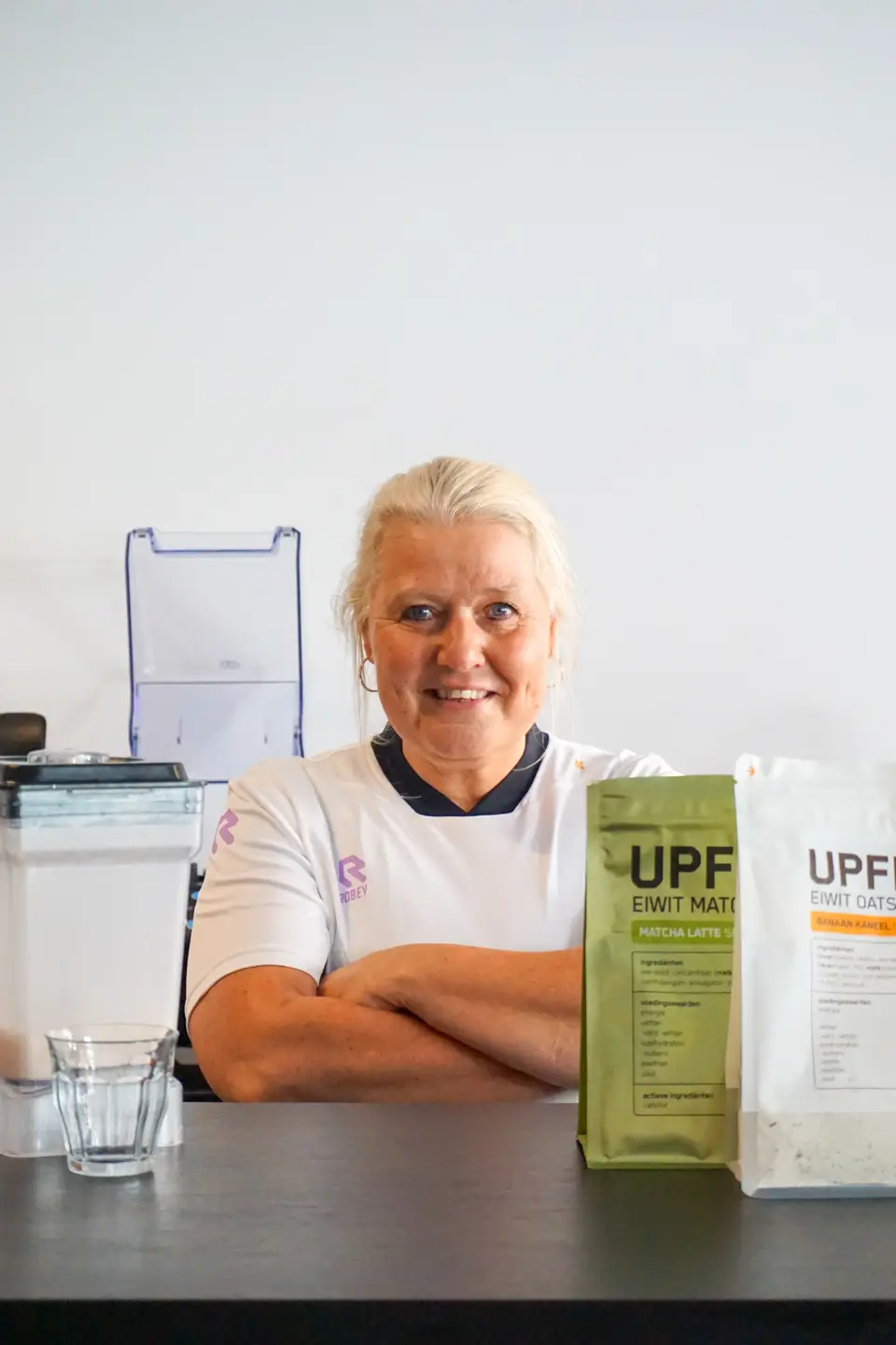 Sandra( Gastvrouw )